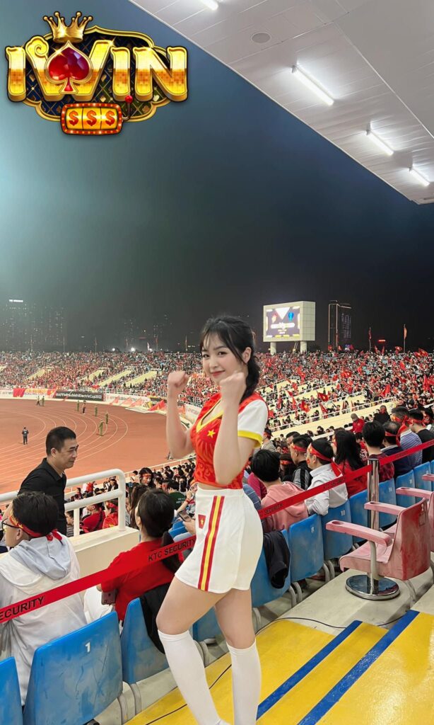 Cô nàng là 1 fan bóng đá thực thụ có mặt cổ vũ đội nhà Việt Nam