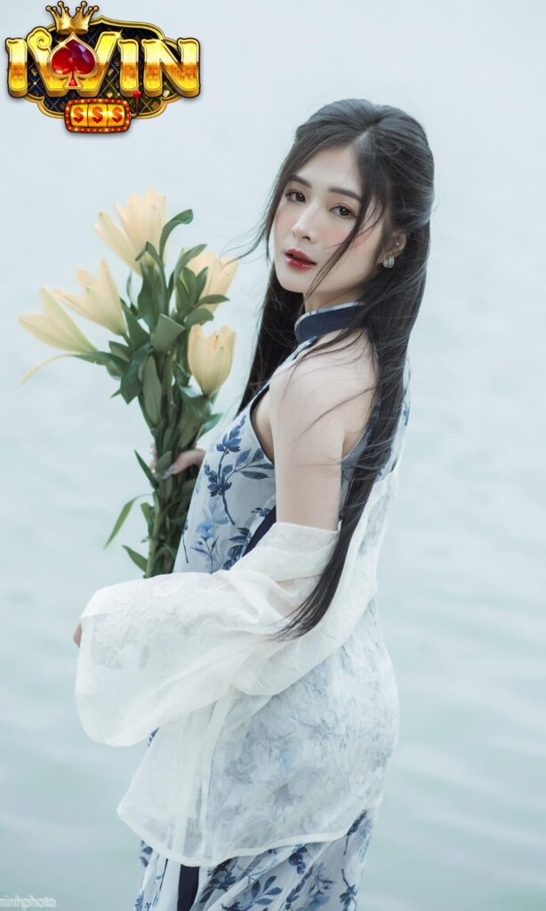 Quỳnh Alee điệu đà với bóa hoa trên tay và bộ áo dài chuẩn phụ nữ Việt Nam